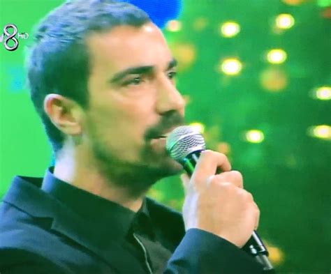 İbrahim Çelikkol's Istanbul Concert: A Musical Extravaganza and the Curious Case of the Missing Microphone!