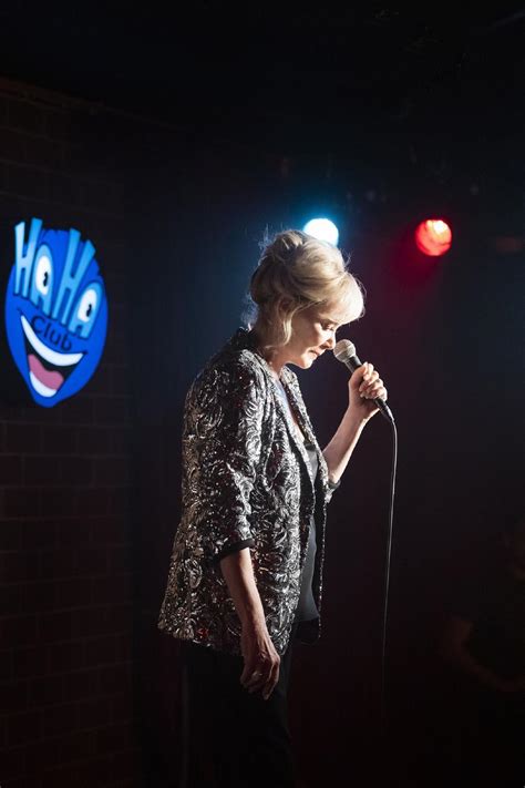 Nora Tschirner verblüfft Berlin mit unerwartetem Stand-up-Auftritt im Waschsalon! 